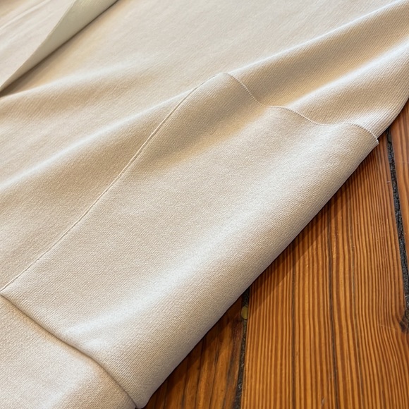 Shell pink and cream white sweater coat, with patch pockets and notched collar. - Picture 4 of 5